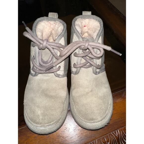 ⭐️ Boys UGG Australia Neumel II Gray Suede Shearling Lined Chukka Boots Size 13 - Picture 3 of 5